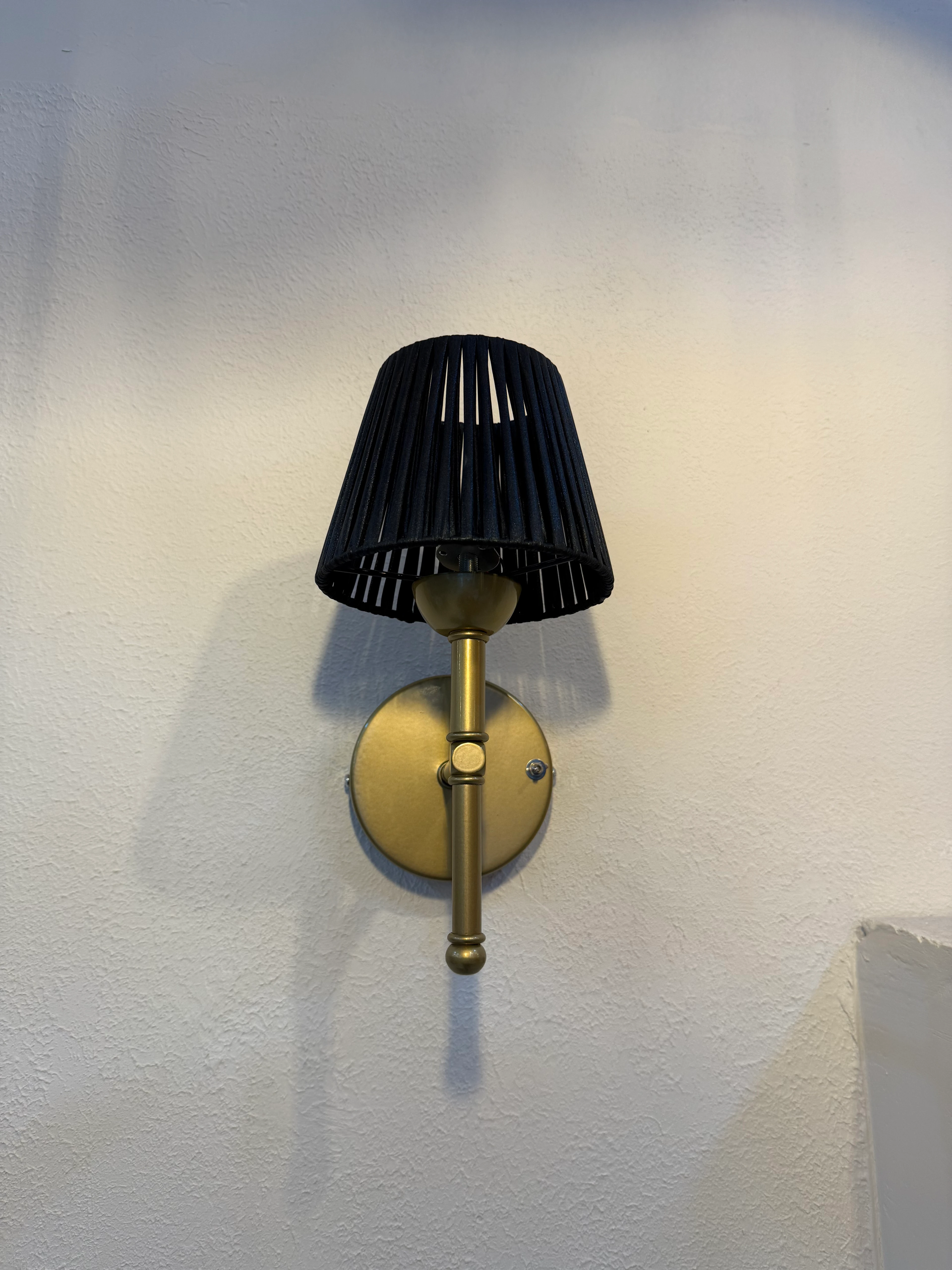 Siyah Deri Kablosuz Pilli Duvar Aydınlatması Aplik - Alt Eskitme Gold